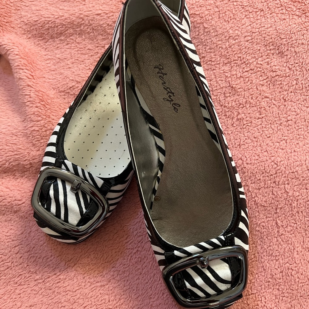 Ladies Zebra flats